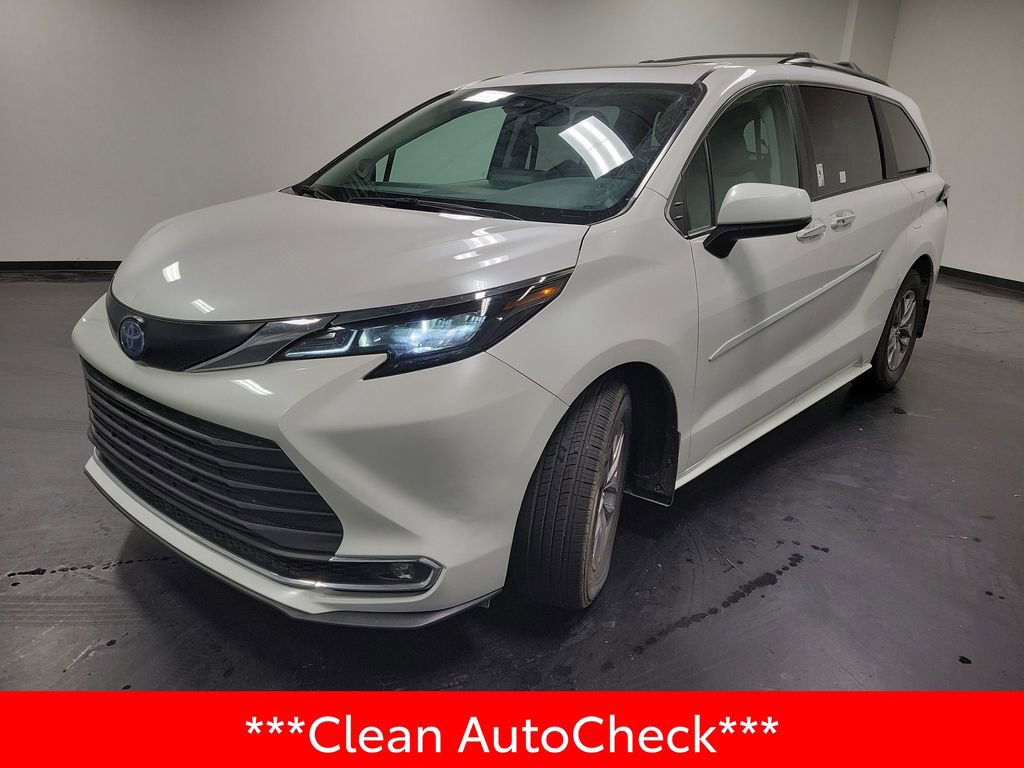 Used 2024 Toyota Sienna XLE w/ XLE Plus Package image 4