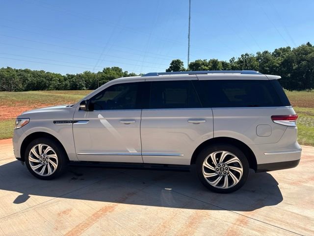 Used 2022 Lincoln Navigator Reserve AWD/4WD image 7