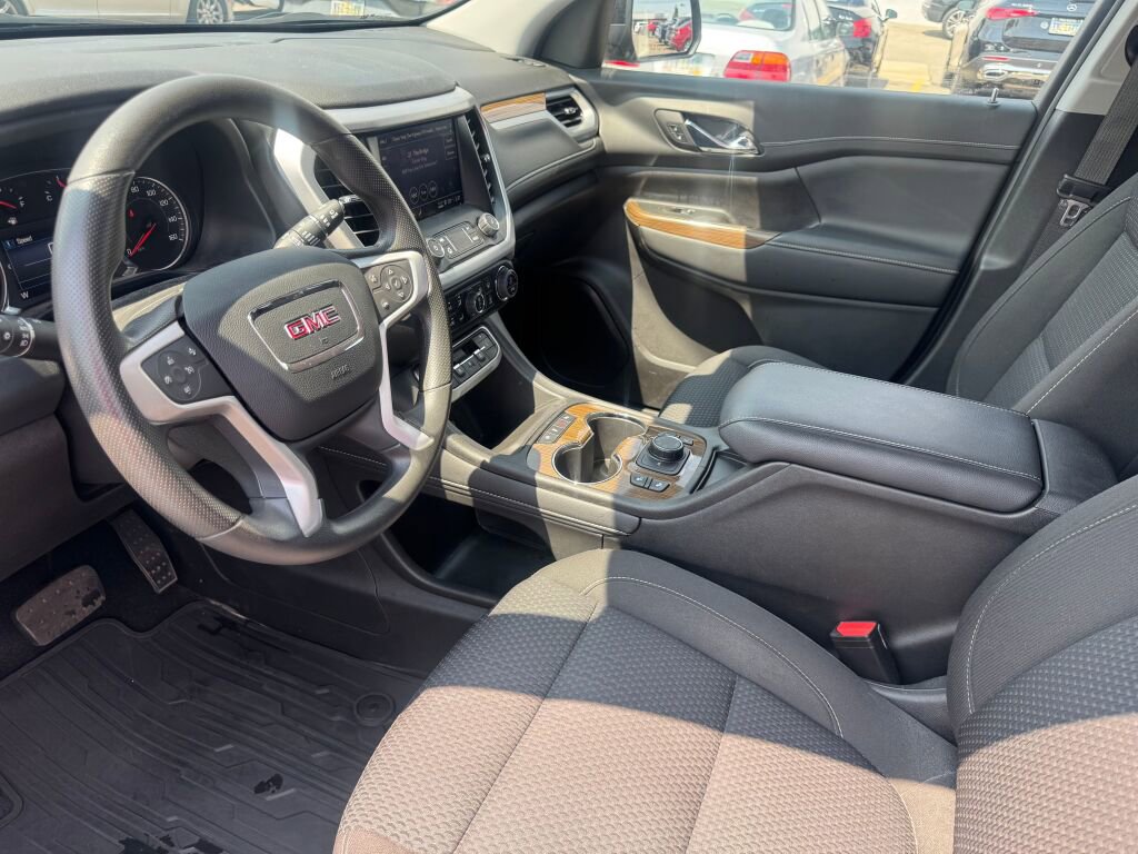 Used 2023 GMC Acadia SLE w/ Driver Convenience Package image 9