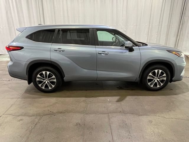 Certified 2024 Toyota Highlander XLE AWD/4WD image 3