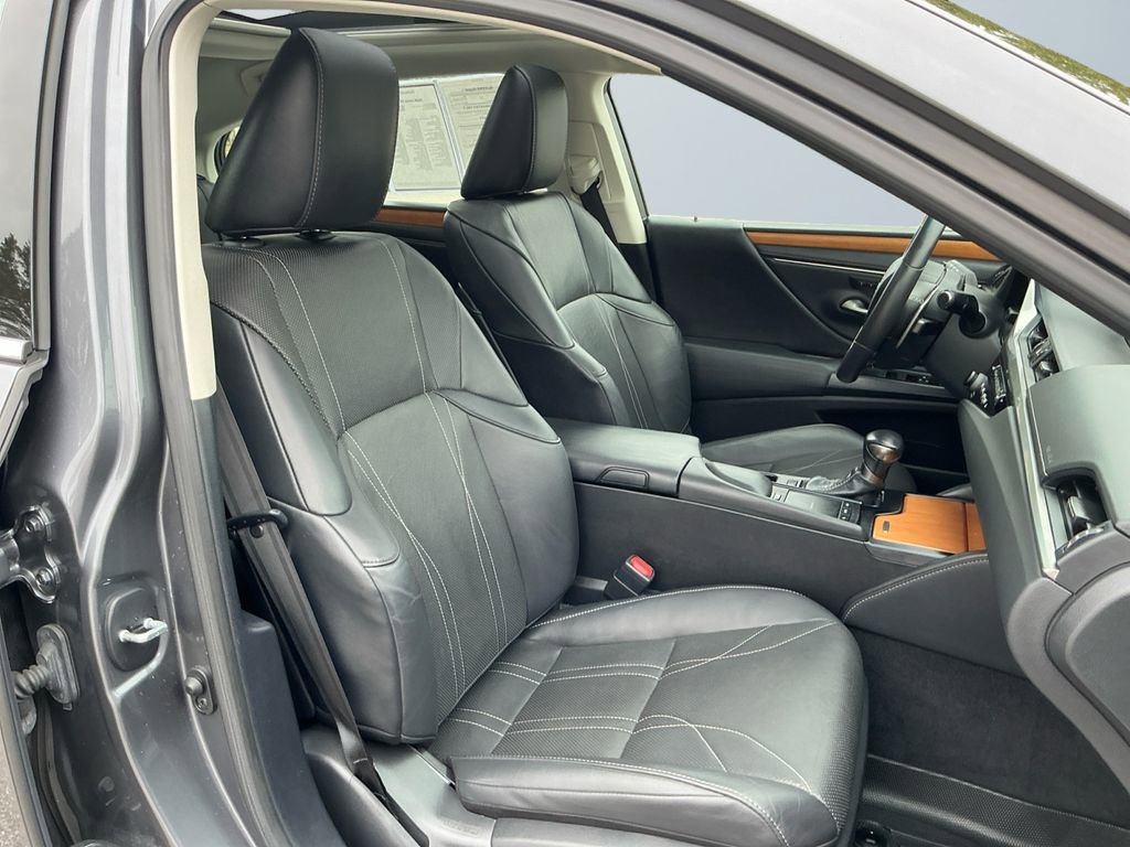 Used 2020 Lexus ES 350 350 Luxury w/ Accessory Package 2 image 16