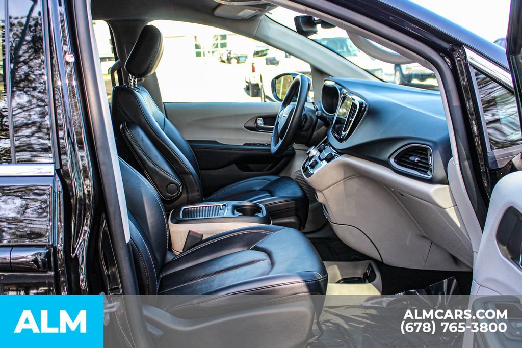 Used 2024 Chrysler Pacifica Touring-L image 23