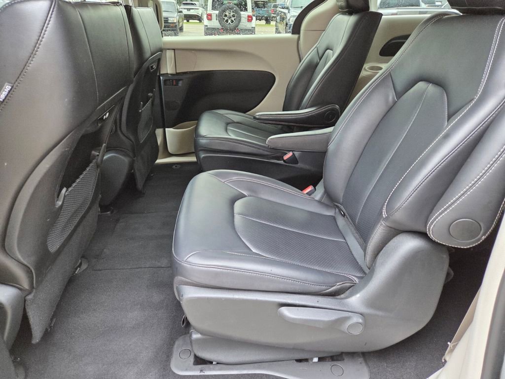 Used 2024 Chrysler Pacifica Select image 20