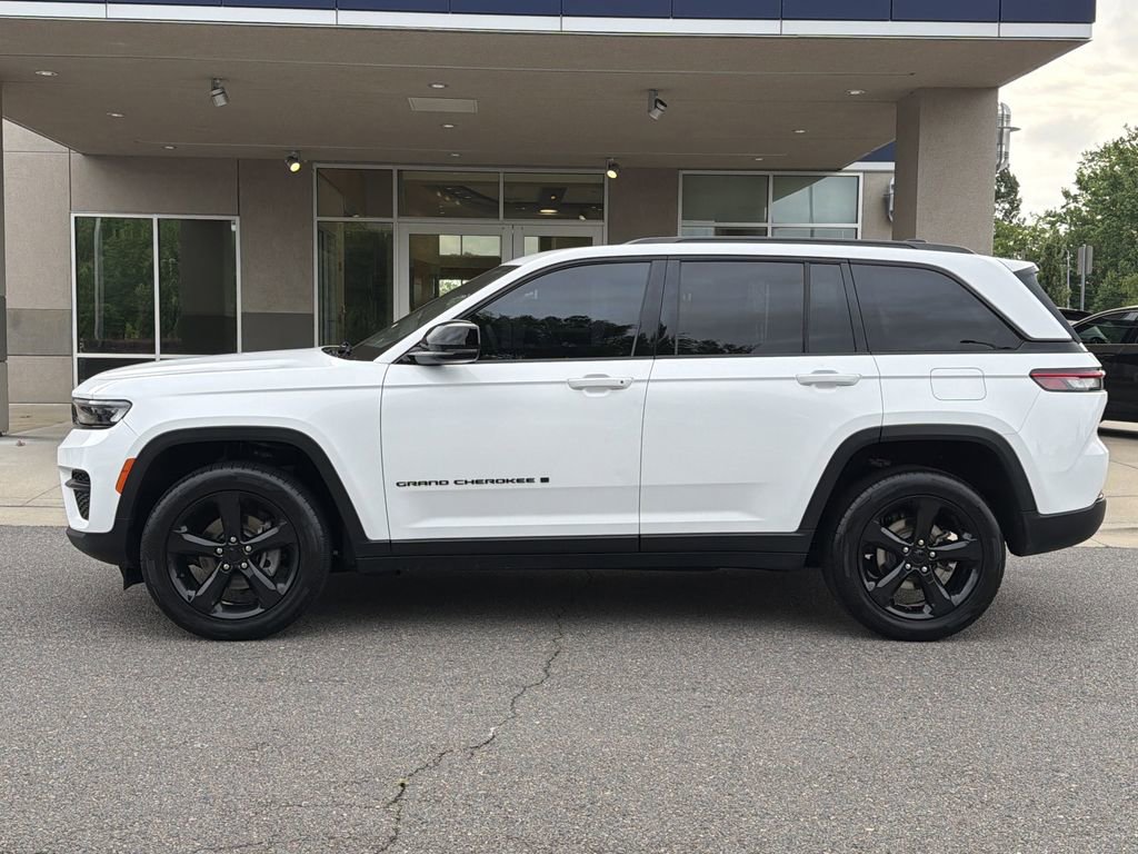 Used 2023 Jeep Grand Cherokee Altitude AWD/4WD image 6