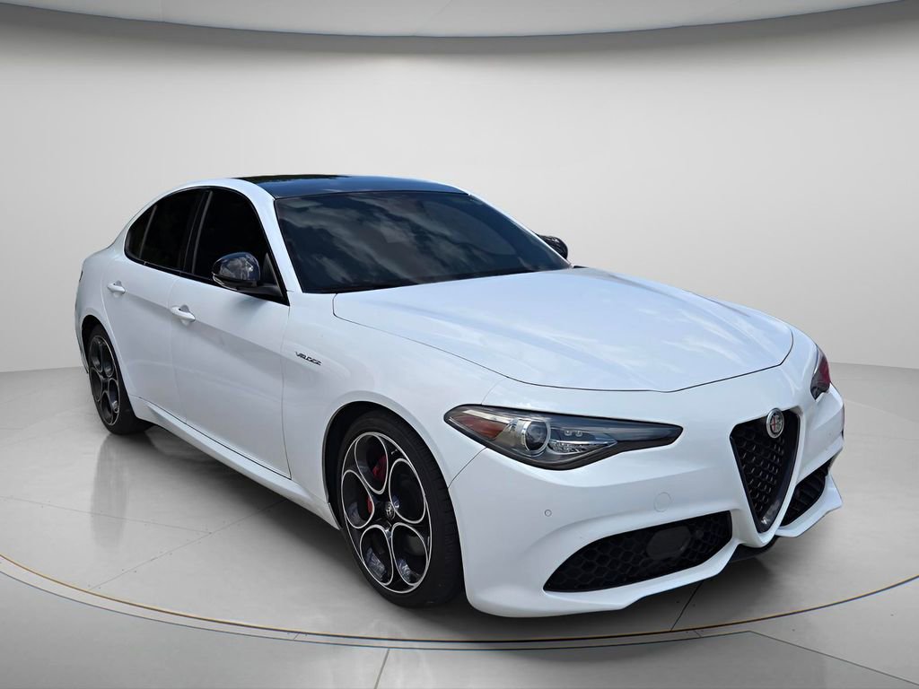Used 2023 Alfa Romeo Giulia Veloce RWD image 4