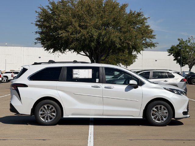 New 2026 Toyota Sienna XLE FWD image 3