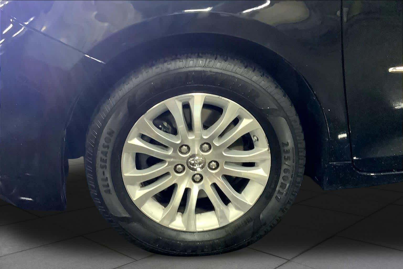 Used 2017 Toyota Sienna XLE FWD image 11