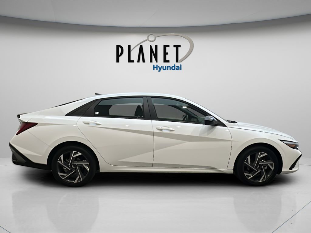 Certified 2025 Hyundai Elantra SEL image 8