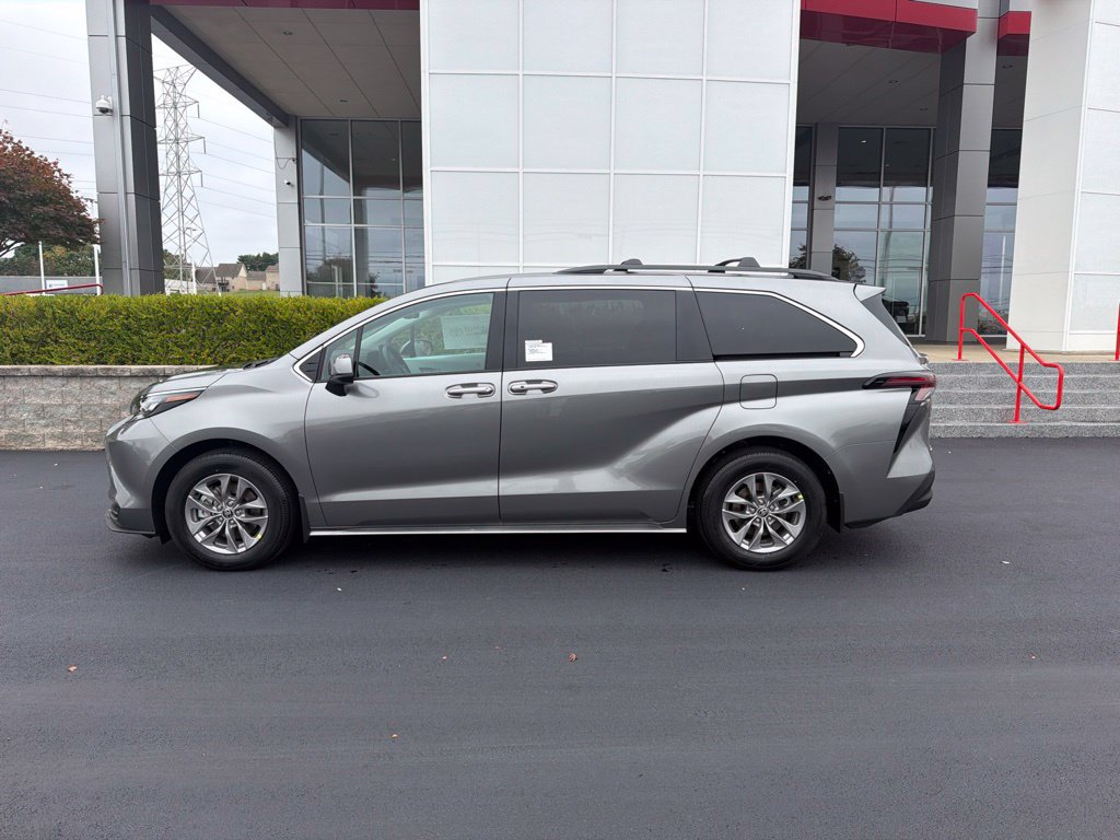 New 2026 Toyota Sienna LE FWD image 3