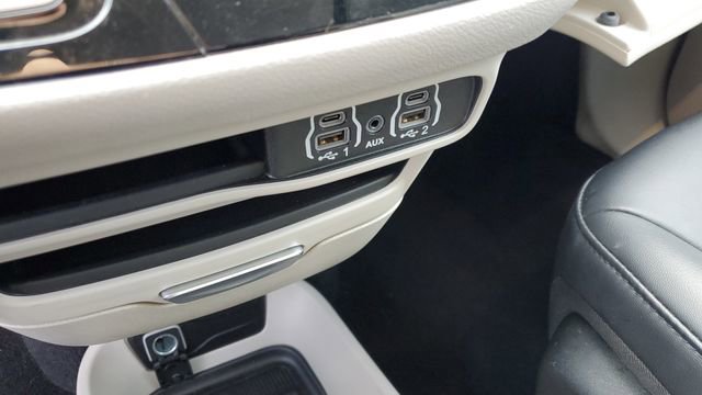 Certified 2024 Chrysler Pacifica Touring-L image 18