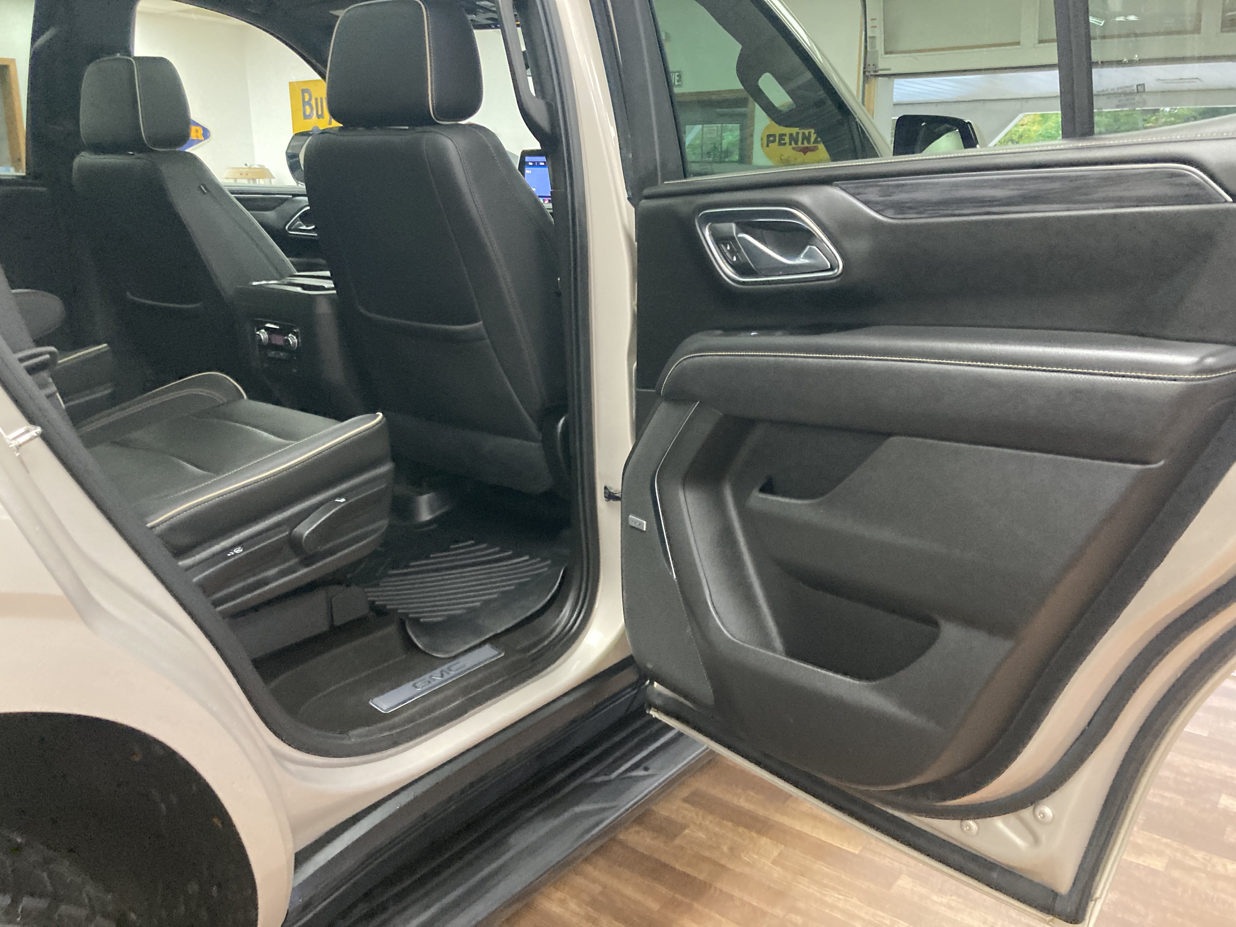 Used 2021 GMC Yukon SLT w/ SLT Premium Package AWD/4WD image 19