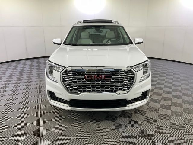 Used 2024 GMC Terrain Denali w/ Denali Premium Package image 2
