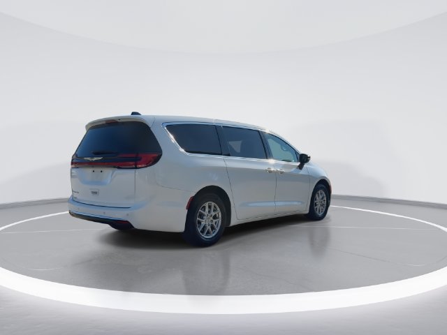 Used 2025 Chrysler Pacifica Select FWD image 8