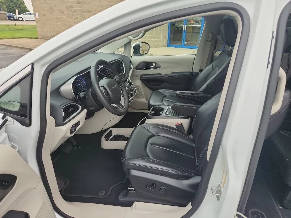 Used 2023 Chrysler Pacifica Touring-L FWD image 8
