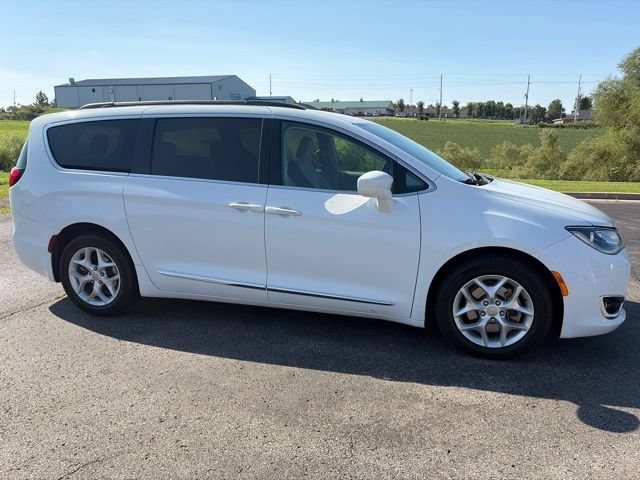 Used 2017 Chrysler Pacifica Touring-L w/ Tire & Wheel Group FWD image 3