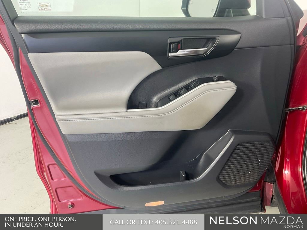 Used 2020 Toyota Highlander XLE AWD/4WD image 17