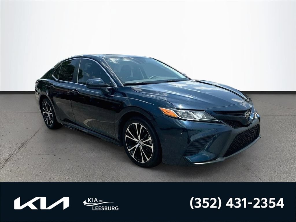 Used 2020 Toyota Camry SE FWD image 1