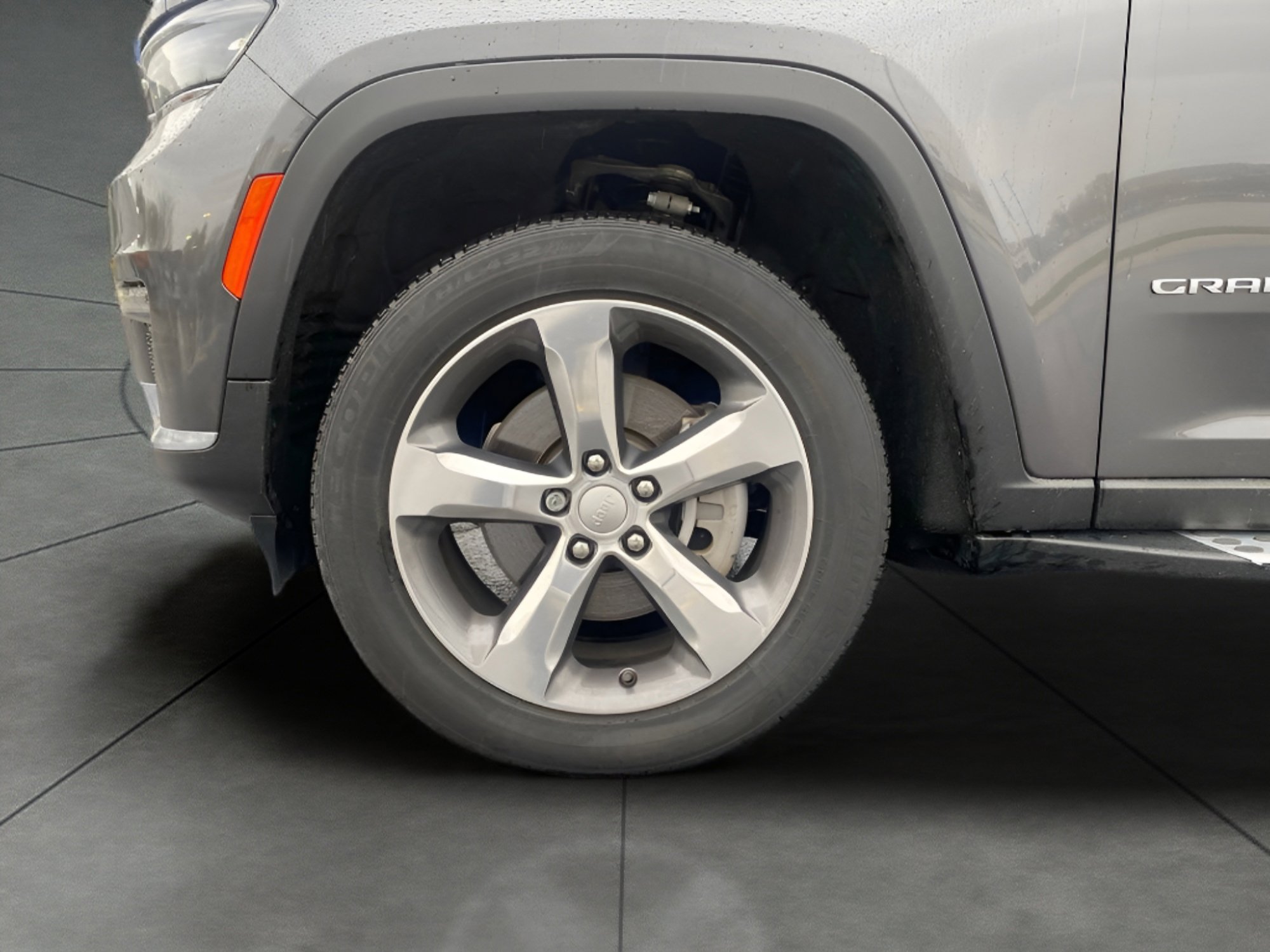Used 2023 Jeep Grand Cherokee L Limited w/ Luxury Tech Group II AWD/4WD image 3