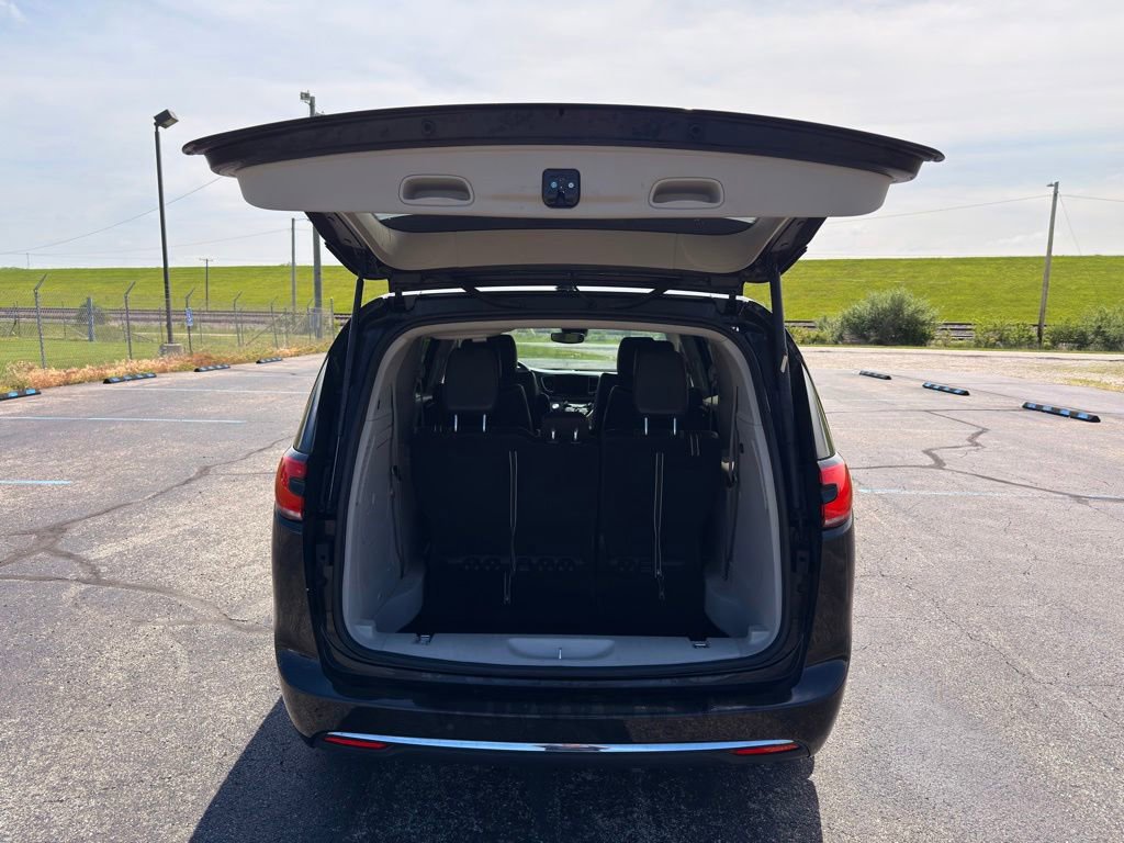 Used 2023 Chrysler Pacifica Touring-L FWD image 17