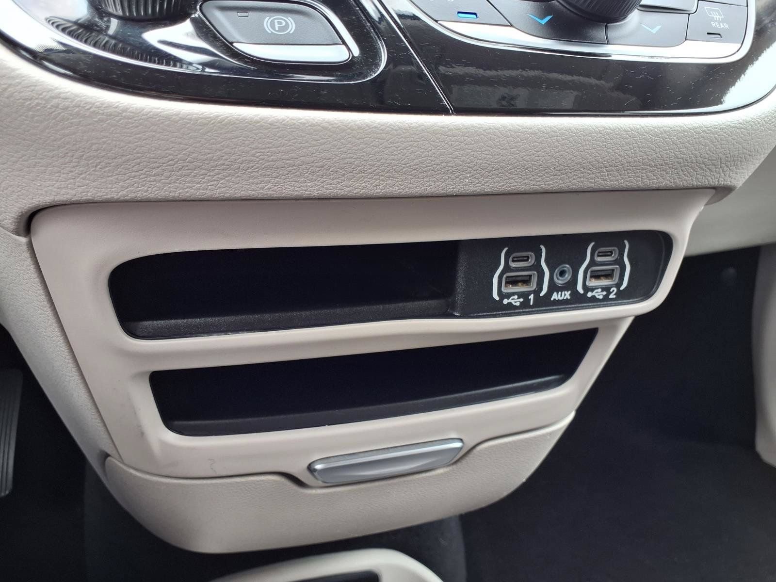 Used 2024 Chrysler Pacifica Touring-L FWD image 12