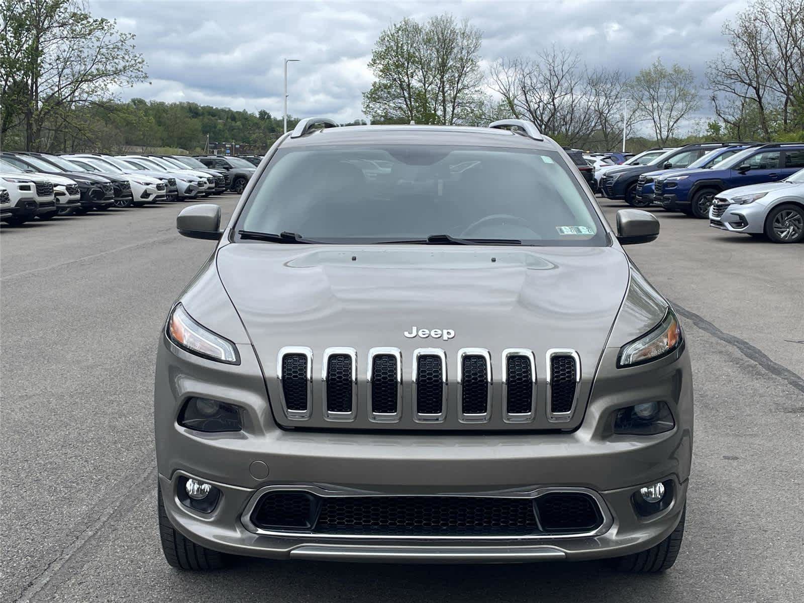 Used 2016 Jeep Cherokee Overland AWD/4WD image 8