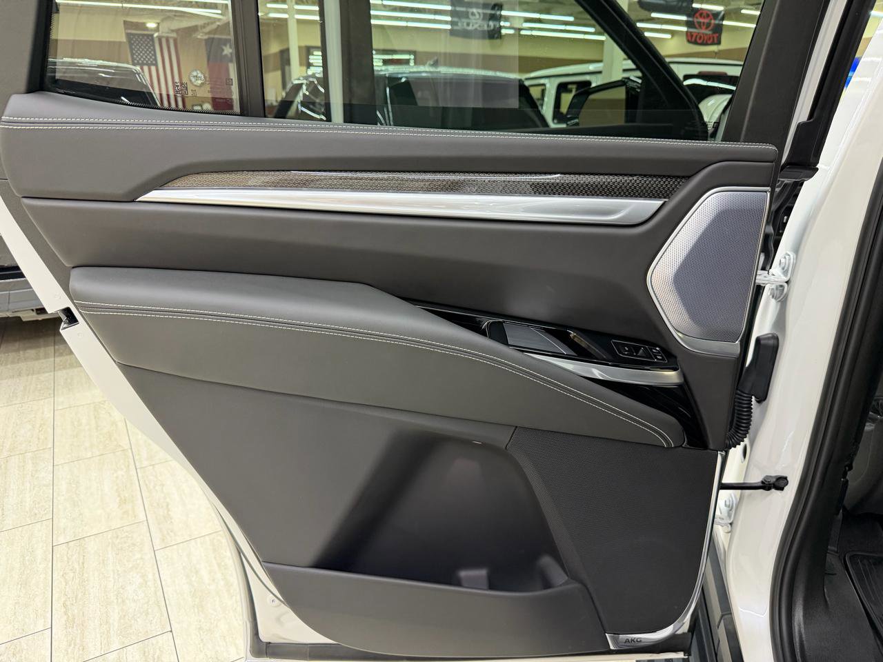 Used 2025 Cadillac Escalade V w/ LPO, ONYX Package image 54