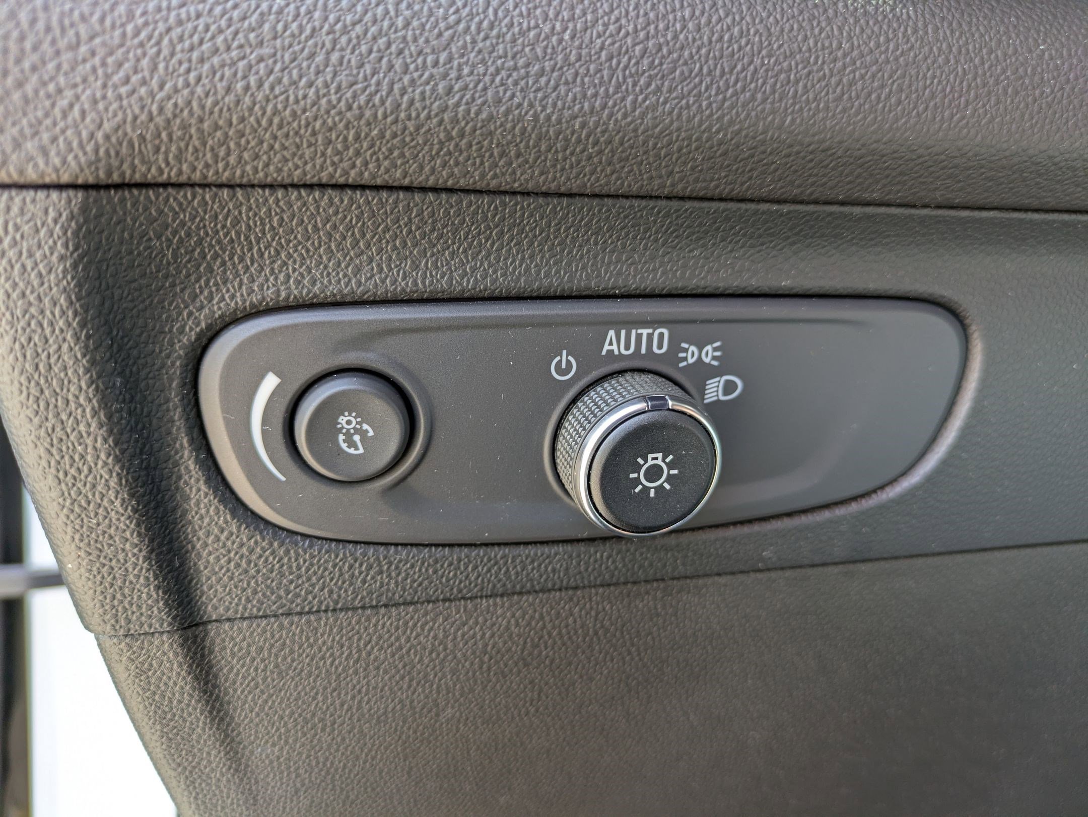 Used 2022 Buick Envision Essence w/ Sport Touring Package FWD image 22