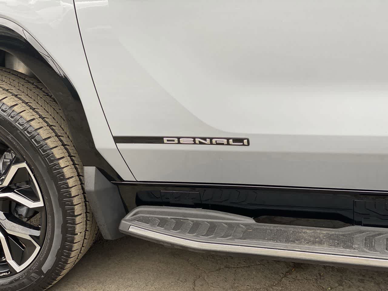 Used 2025 GMC Sierra EV Denali AWD/4WD image 10