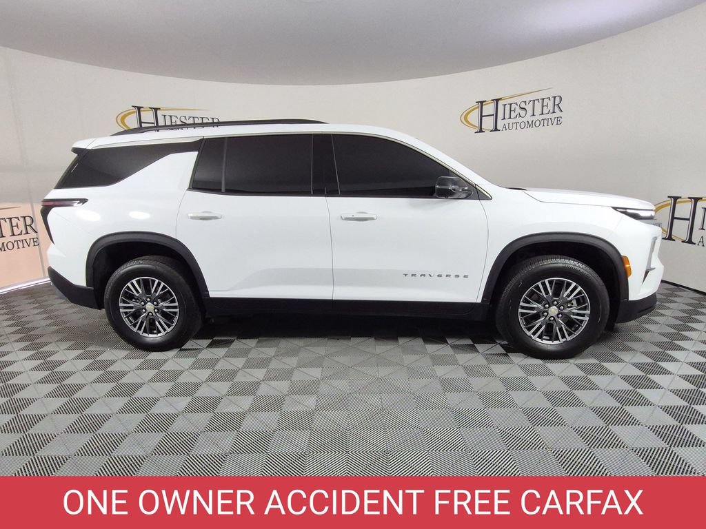 Used 2025 Chevrolet Traverse LT w/ Driver Confidence Package FWD image 3
