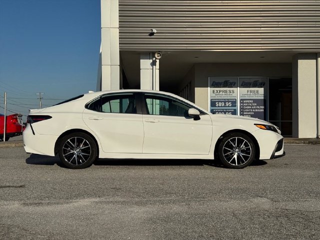 Used 2022 Toyota Camry SE FWD image 2