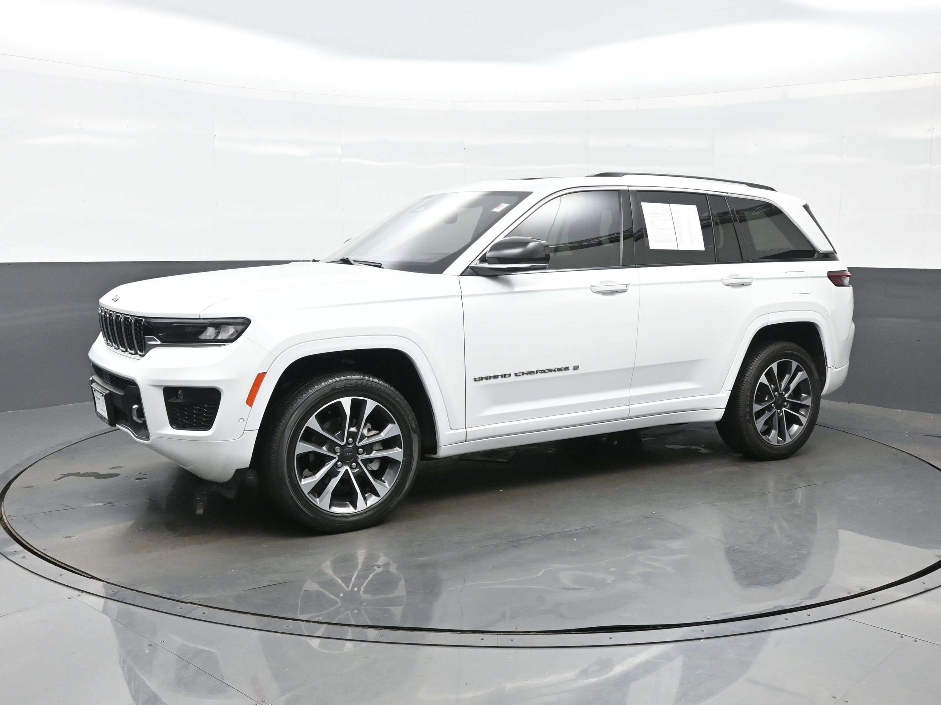 Used 2023 Jeep Grand Cherokee Overland AWD/4WD image 5