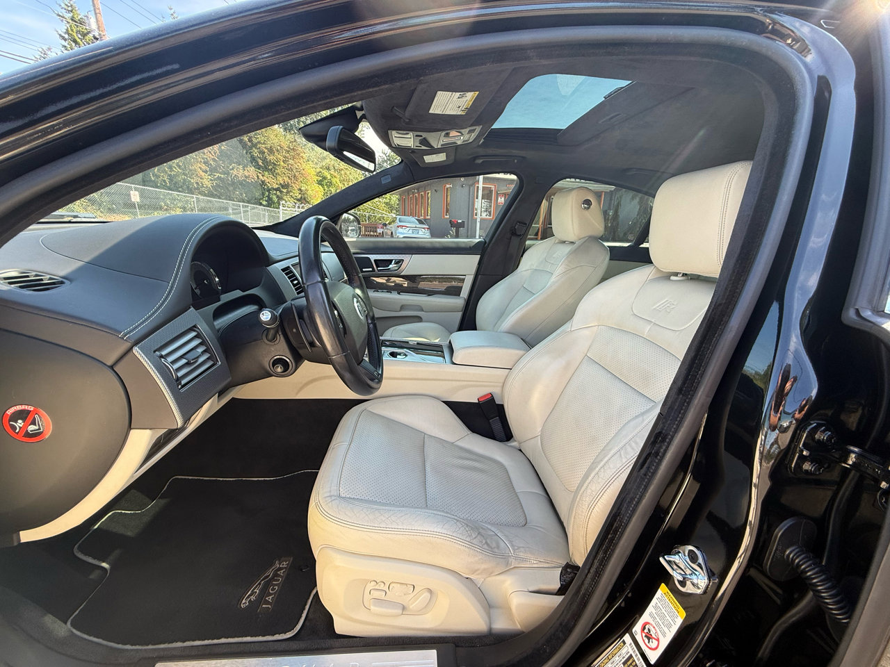 Used 2010 Jaguar XF R image 9