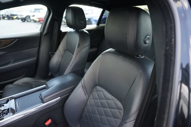 Used 2020 Jaguar XE S RWD image 10