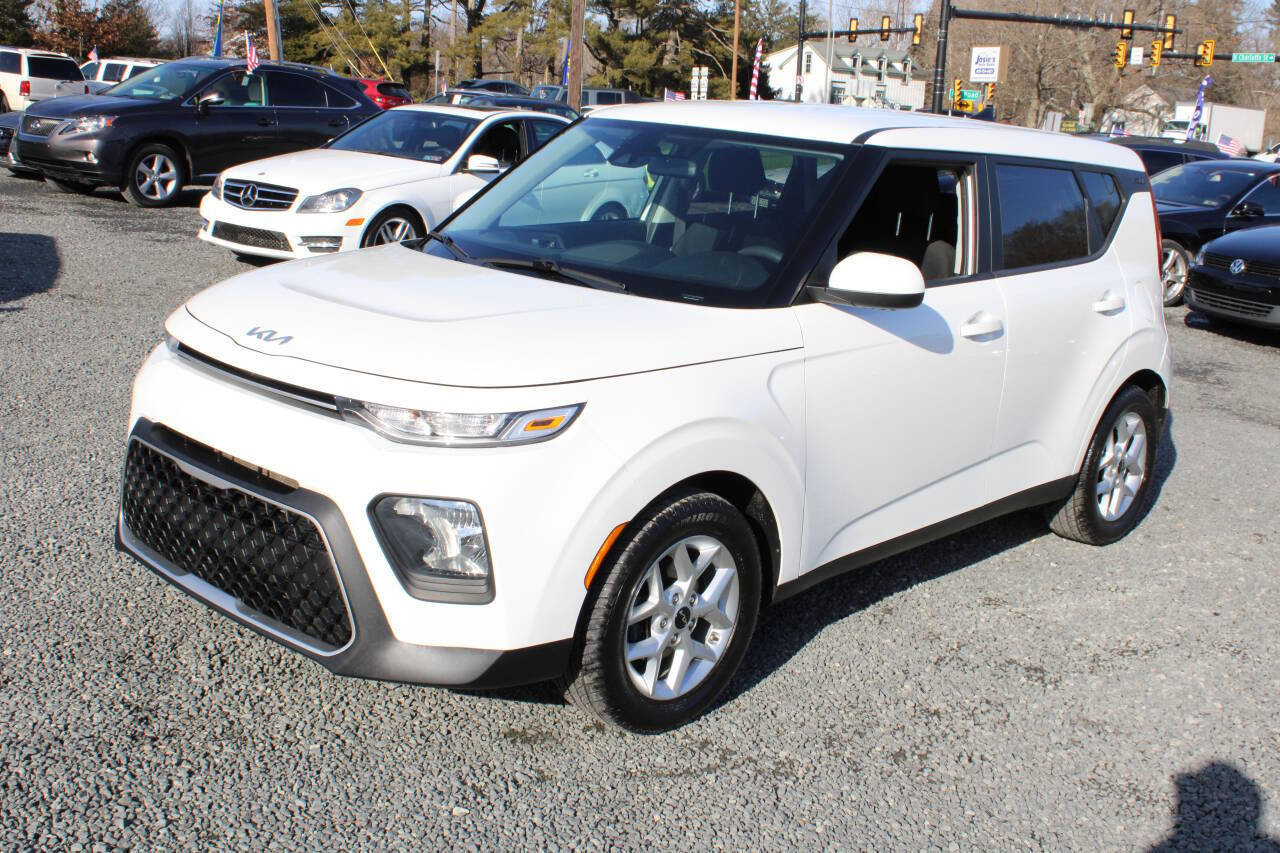 Used 2022 Kia Soul LX w/ Technology Package image 2
