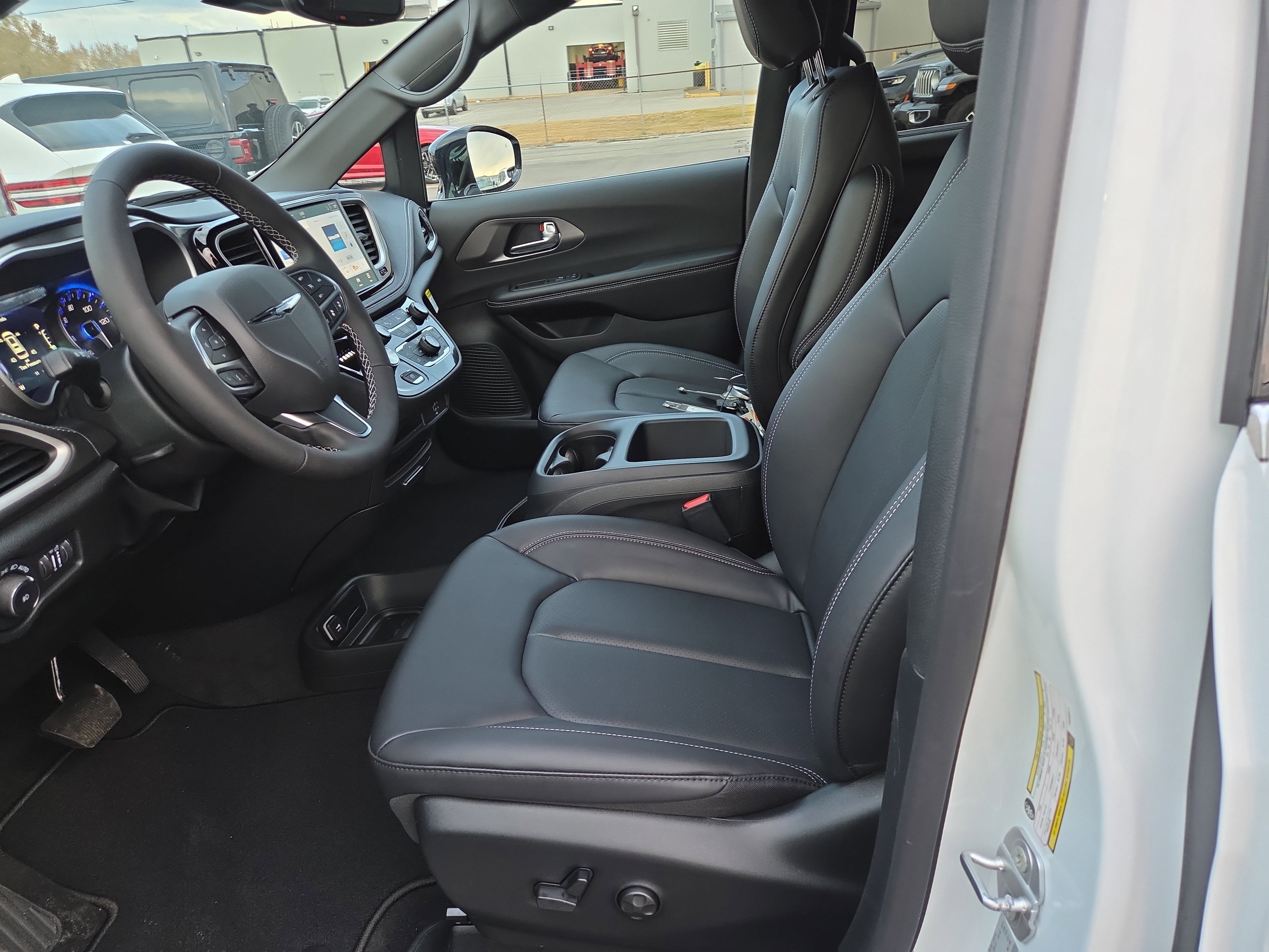 New 2026 Chrysler Pacifica Select FWD image 4