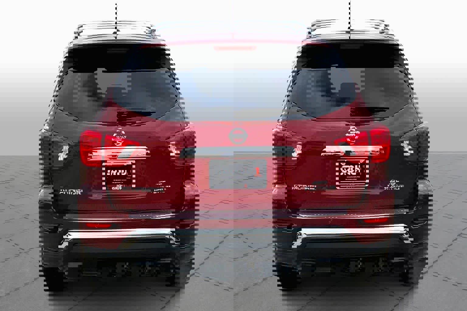 Used 2018 Nissan Pathfinder Platinum image 4