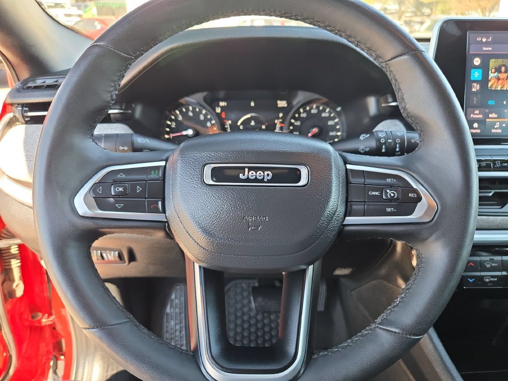 Used 2025 Jeep Compass Latitude w/ Sun & Sound Group AWD/4WD image 23