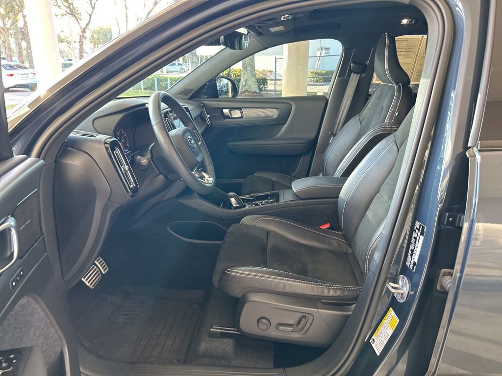 Used 2022 Volvo XC40 T5 R-Design w/ Advanced Package image 5