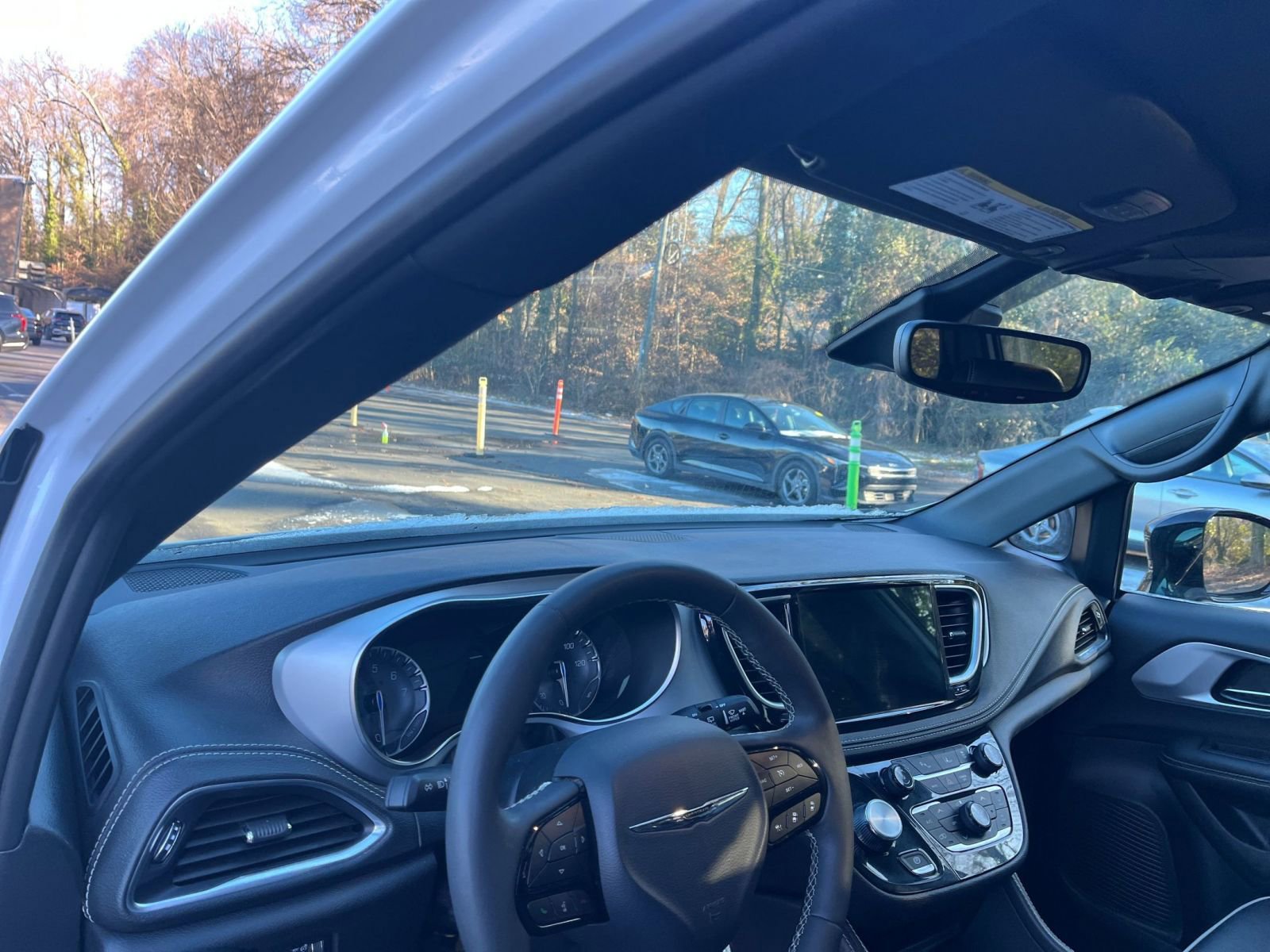 Used 2025 Chrysler Pacifica Limited image 36