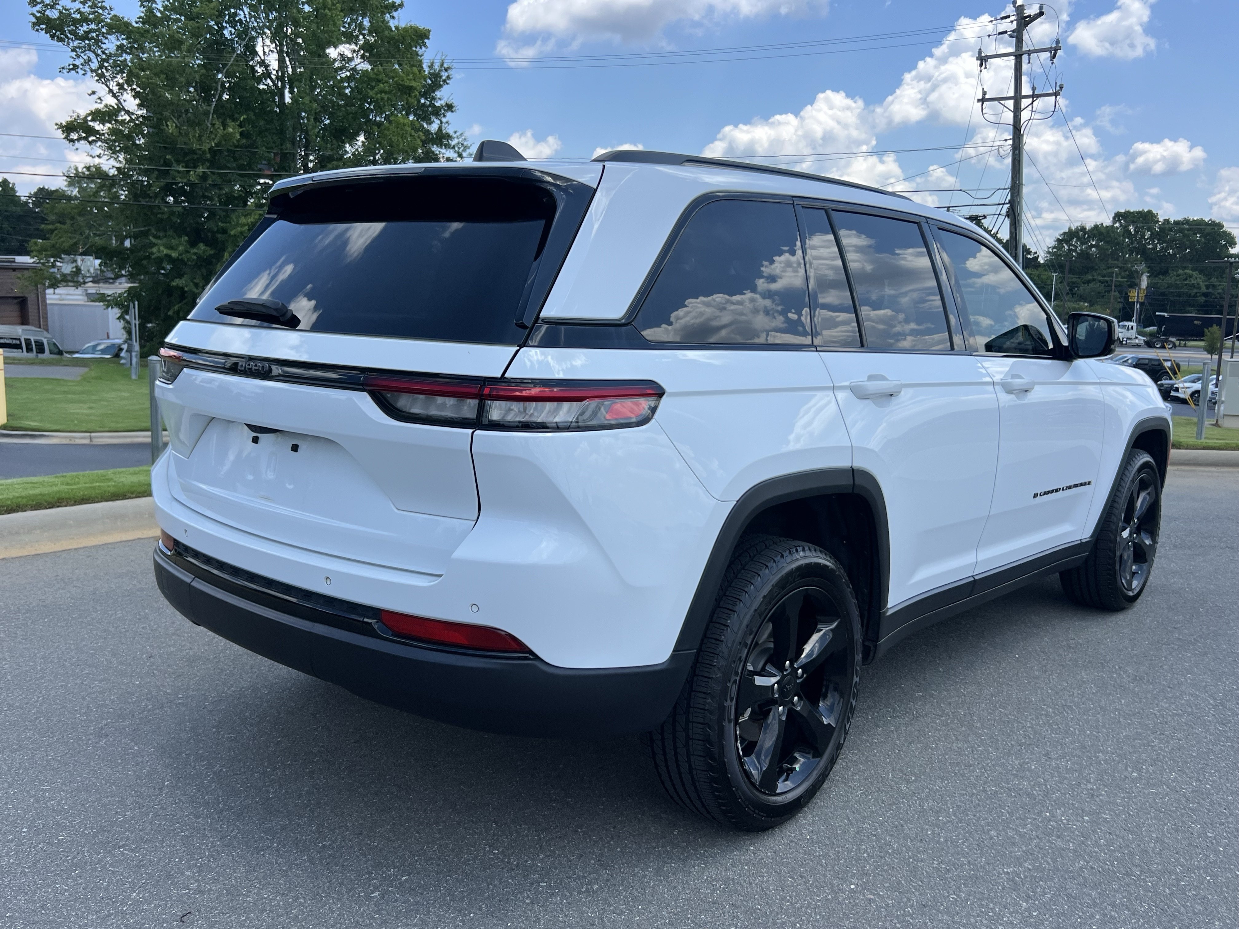 Used 2023 Jeep Grand Cherokee Altitude RWD image 9