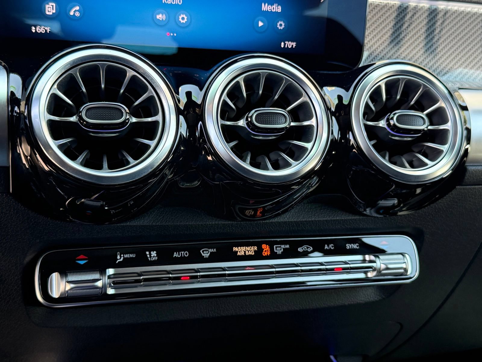 Used 2025 Mercedes-Benz GLB 35 AMG 4MATIC image 40