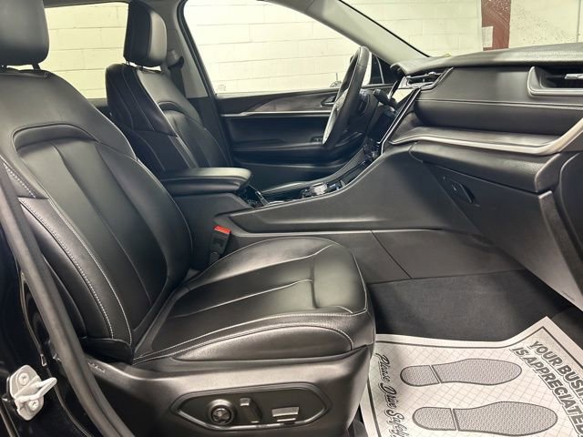 Used 2023 Jeep Grand Cherokee Limited image 16