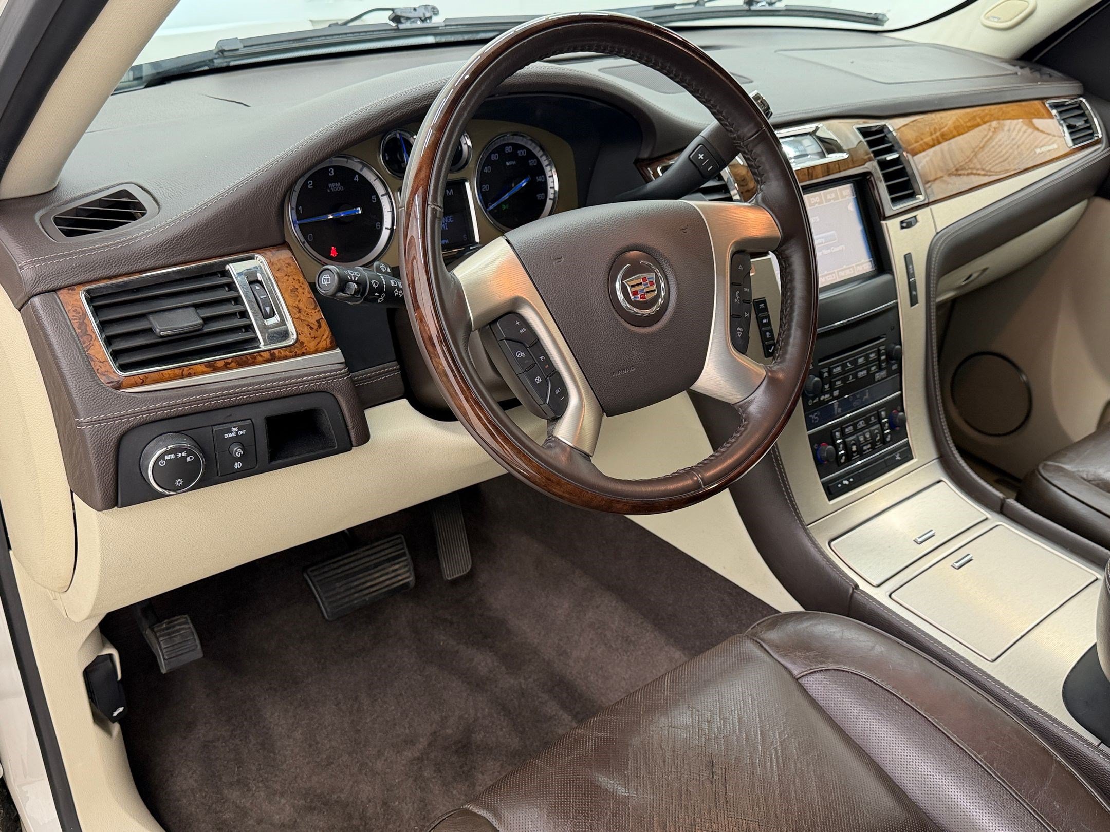 Used 2014 Cadillac Escalade Platinum AWD/4WD image 4
