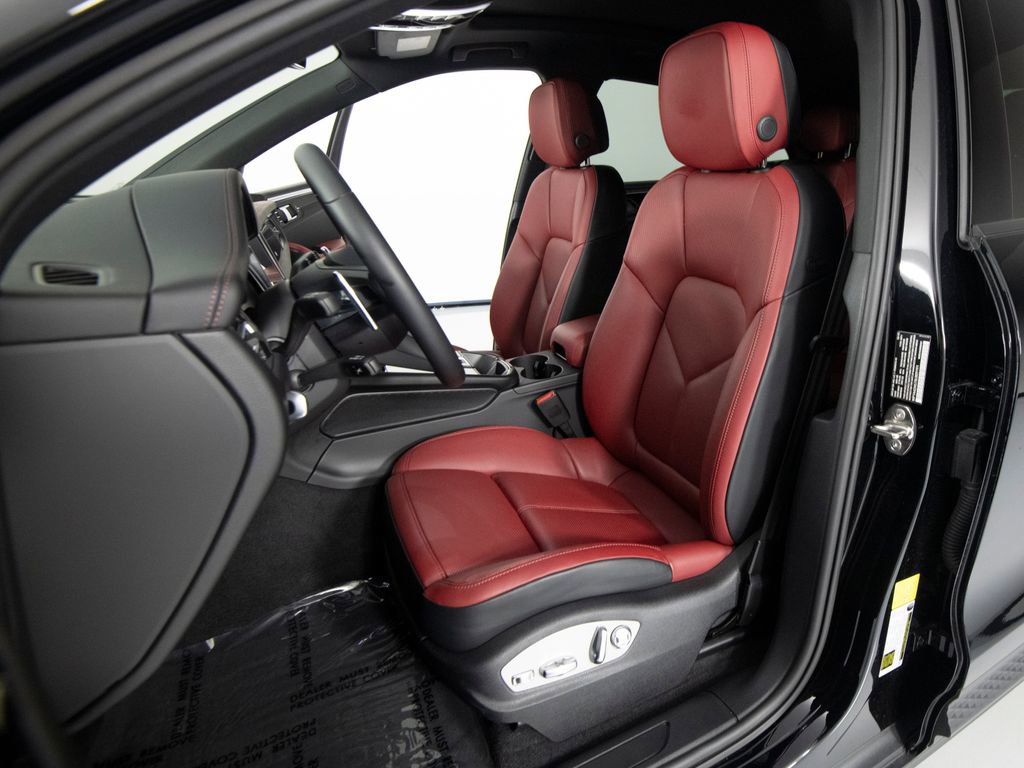 Certified 2025 Porsche Macan AWD/4WD image 16