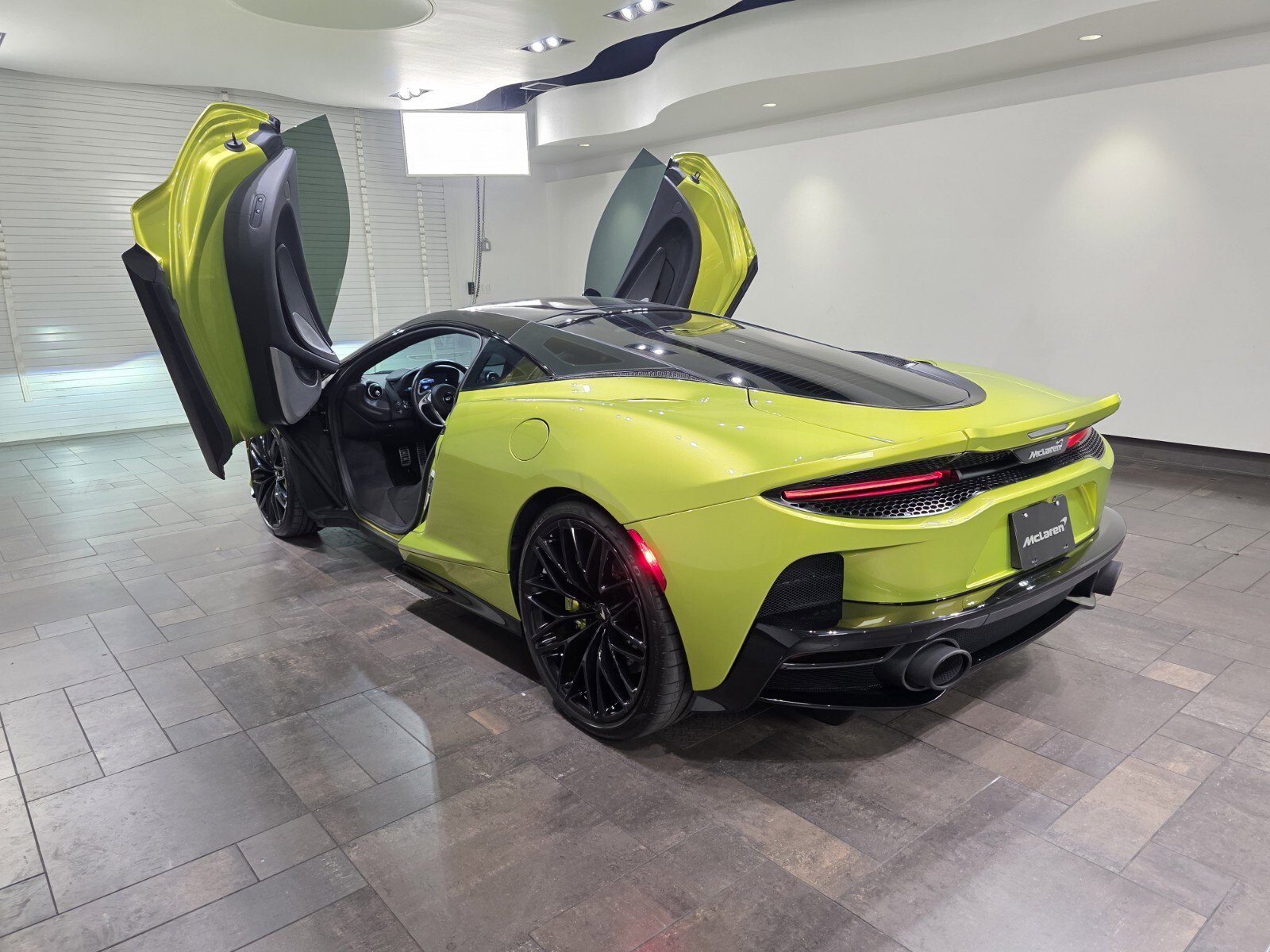 Used 2022 McLaren GT image 25