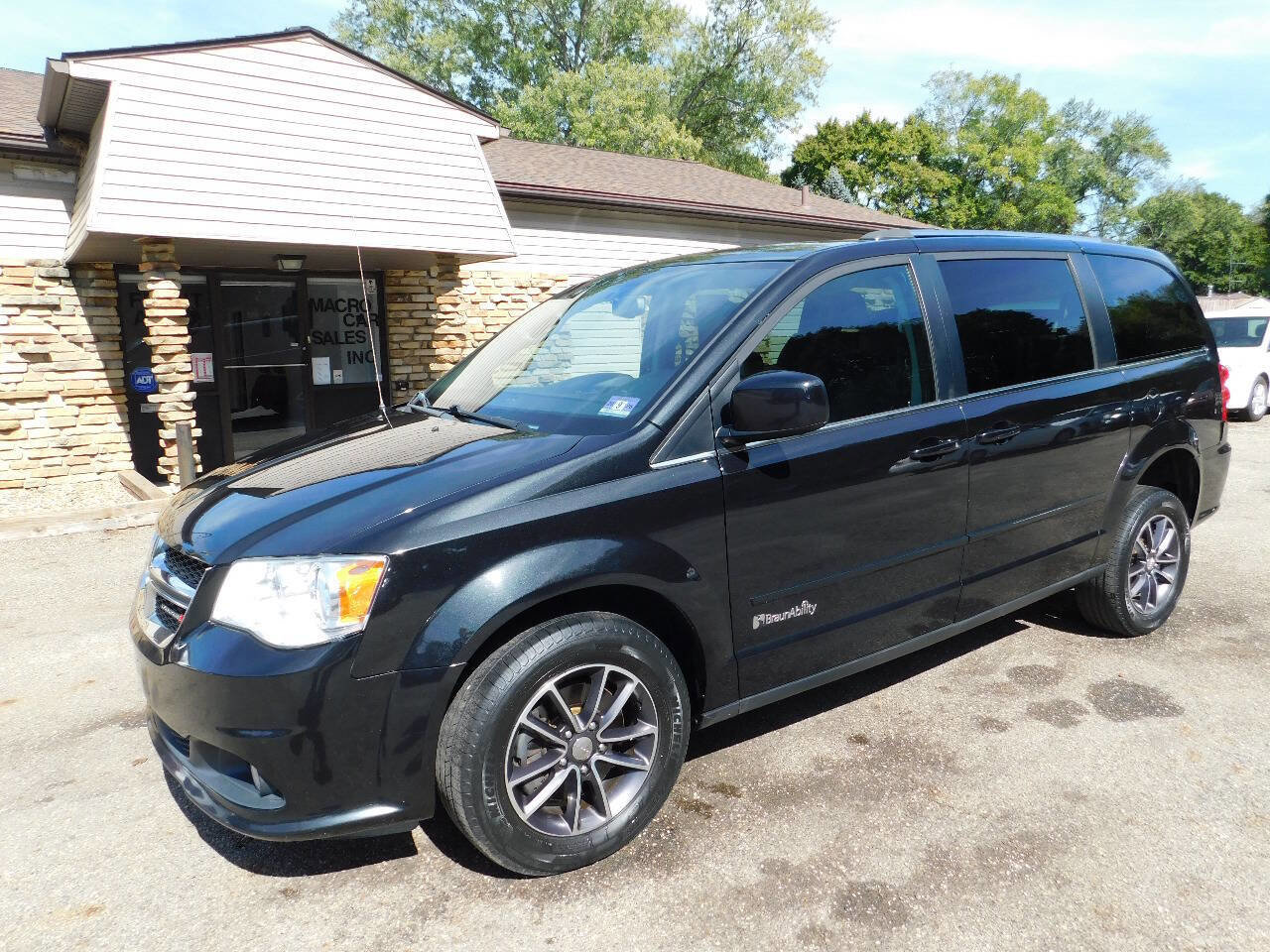 Used 2017 Dodge Grand Caravan SXT image 12