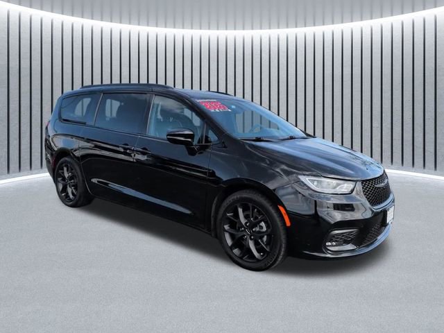 Used 2025 Chrysler Pacifica Limited FWD image 2