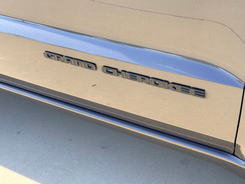 Used 2019 Jeep Grand Cherokee Altitude image 14