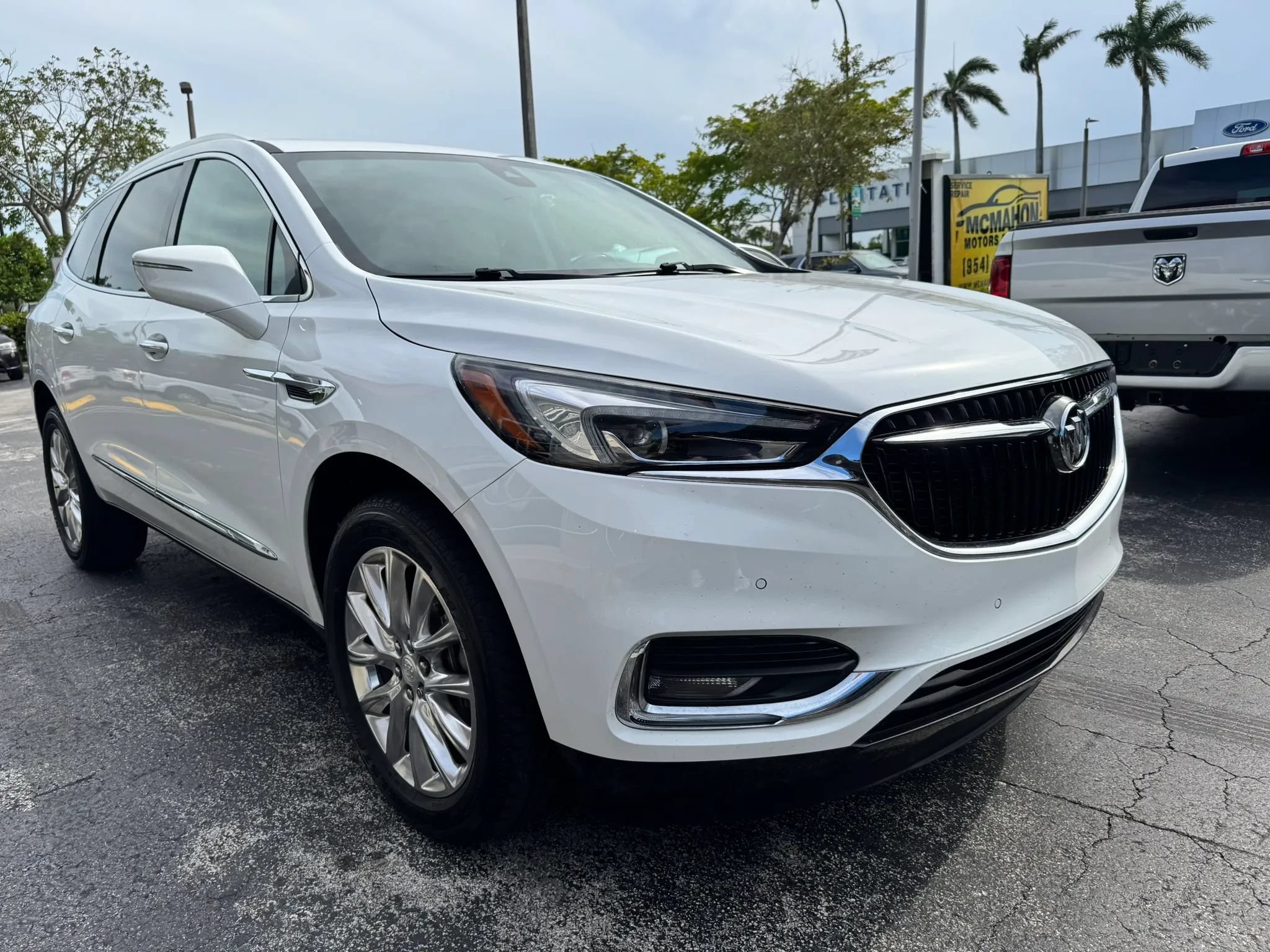 Used 2019 Buick Enclave Premium w/ Experience Buick Package FWD image 2