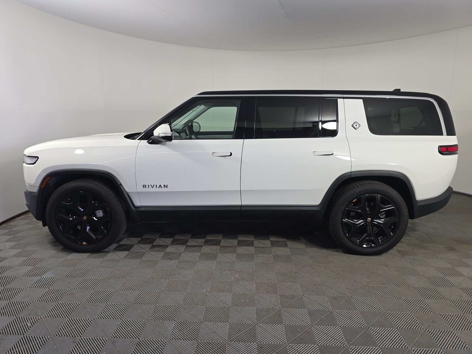 Used 2024 Rivian R1S Adventure AWD/4WD image 2